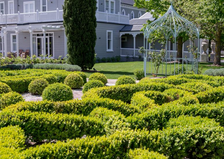 MARLBOROUGHLODGE KNOT GARDEN 1